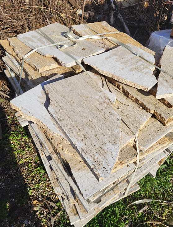 Dalles de pierre de travertin sur une palette epaisseur 3cm